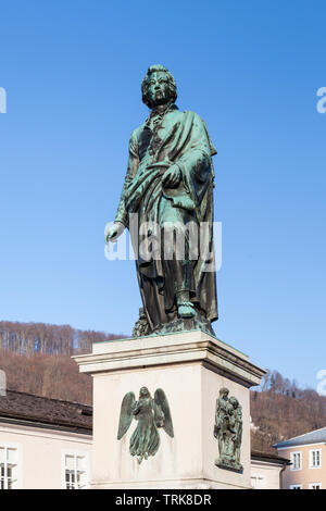 Eine Bronzestatue zu Wolfgang Amadeus Mozart gewidmet. Das Denkmal befindet sich in Mozart, Salzburg, Österreich entfernt und wurde im Jahr 1842 enthüllt. Stockfoto