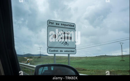 Warnung spanisch Signal für Fahrgeschwindigkeit kontrollieren. Blick aus dem Inneren des Autos. Stockfoto