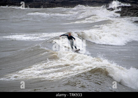 Einen mittleren gealterten Mann in Anzug, seine Fähigkeiten zu zeigen. Rest Bay, Porthcawl, UK Stockfoto