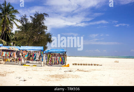 Erstaunlich Diani Beach Marine, weißer Sand und Holz mit bunten Souvenirs Stall, Kenia Stockfoto