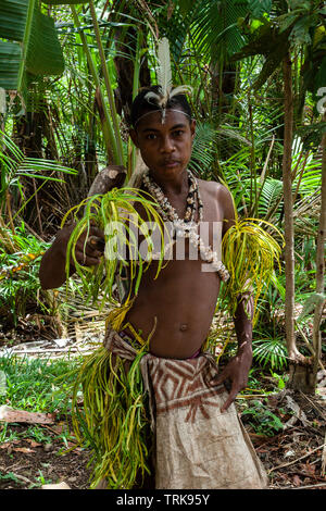 Junge Kofure Mann in traditionelle Tapa Kleid, Tufi, Oro Provinz, Papua Neu Guinea Stockfoto