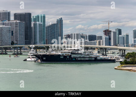 Miami, FL, Vereinigte Staaten - 20 April, 2019: Miami Skyline von Dodge Island an der Biscayne Bay gesehen. Lange Verkehr Brücke und Luxus Yacht in der Fo Stockfoto