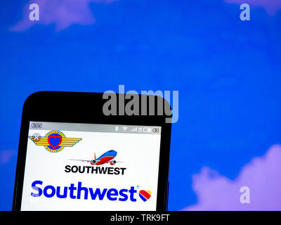 In diesem Foto Illustration der Southwest Airlines Logo wird auf dem Smartphone angezeigt Stockfoto