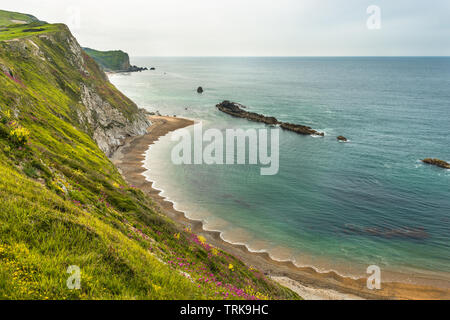 Die atemberaubende Landschaft mit Blick auf den Mann O Krieg Bucht neben Durdle Door auf der Jurassic Coast von Dorset. England, UK. Stockfoto