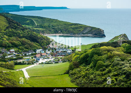 Blick von der South West Coast Path mit Blick auf Lulworth Cove, Lulworth, Jurassic Coast, Dorset, England, UK Stockfoto