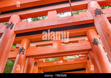 Kyoto, Japan - März. 22, 2019: Super und schön Senbon Torii in Fushimi Inari Taisha Shrine Temple, Reise Image im Frühling Stockfoto