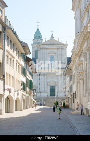 Solothurn, SO/Schweiz - vom 2. Juni 2019: historische Altstadt in der Schweizer Stadt Solothurn mit Menschen auf dem Weg zur historischen Saint Ursern Cath Stockfoto