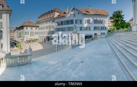 Solothurn, SO/Schweiz - vom 2. Juni 2019: historische Altstadt in der Schweizer Stadt Solothurn mit Blick auf die hauptgasse in der Nähe von Saint Ursern Kathedrale Stockfoto