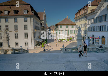 Solothurn, SO/Schweiz - vom 2. Juni 2019: historische Altstadt in der Schweizer Stadt Solothurn mit Blick auf die hauptgasse in der Nähe von Saint Ursern Kathedrale Stockfoto