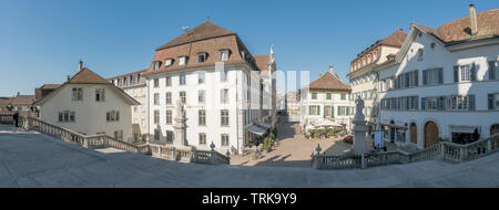 Solothurn, SO/Schweiz - vom 2. Juni 2019: historische Altstadt in der Schweizer Stadt Solothurn mit Blick auf die hauptgasse in der Nähe von Saint Ursern Kathedrale Stockfoto