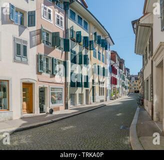 Solothurn, SO/Schweiz - vom 2. Juni 2019: Historische Altstadt Straße mit Kopfsteinpflaster in der Schweizer Stadt Solothurn mit seiner mittelalterlichen Bourgeoisie Häuser auf Stockfoto