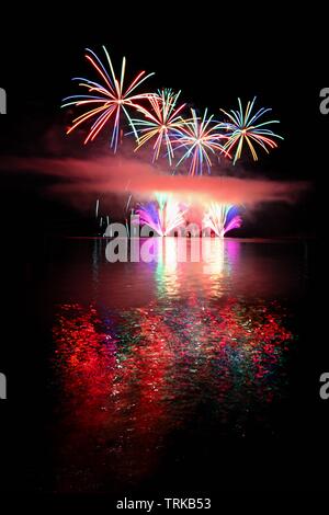 Schöne bunte Feuerwerk auf der Wasseroberfläche. Nacht Szene. Konzept für Urlaub und Feiern. Stockfoto