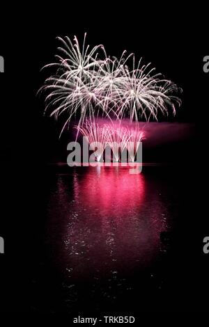 Schöne bunte Feuerwerk auf der Wasseroberfläche. Nacht Szene. Konzept für Urlaub und Feiern. Stockfoto