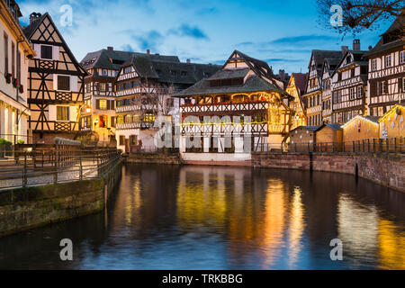 Viertel Petite France mit Weihnachtsschmuck in Straßburg, Frankreich Stockfoto