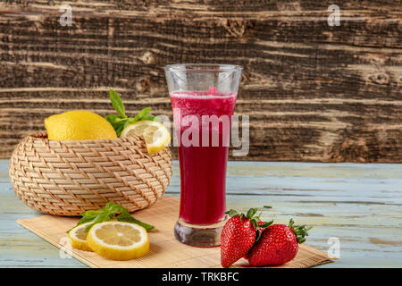 Leckere Erdbeere Limonade mit Eis im Marmeladenglas, Nahaufnahme. Sommer trinken Konzept Stockfoto