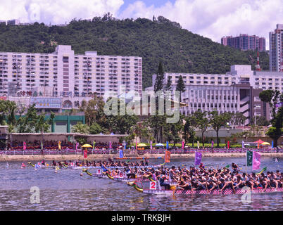 Drachenbootrennen in Shing Mun River auf Dragon Boat Festival, Shatin, Hong Kong Stockfoto