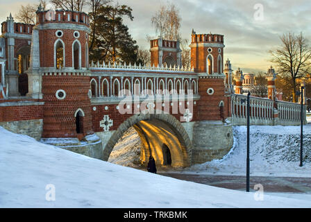 Neogotische Brücke in Tsaritsyno Park, Moskau, Russland Stockfoto