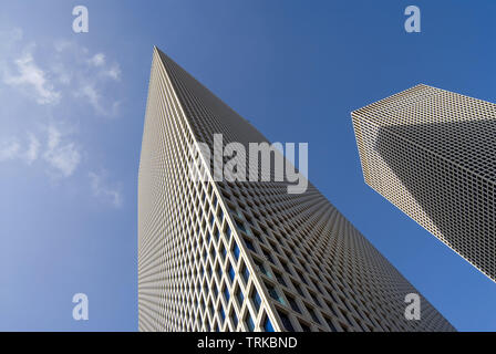 Skyscraper tops gegen den blauen Himmel. Ansicht von unten Stockfoto