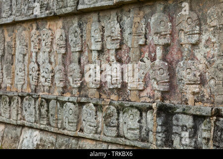 Plataforma Tzompantli. Yacimiento Arqueológico Maya de Chichén Itzá. Estado de Yucatán, Península de Yucatán, México, América Stockfoto