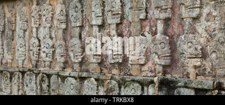 Plataforma Tzompantli. Yacimiento Arqueológico Maya de Chichén Itzá. Estado de Yucatán, Península de Yucatán, México, América Stockfoto