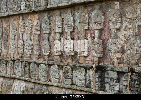 Plataforma Tzompantli. Yacimiento Arqueológico Maya de Chichén Itzá. Estado de Yucatán, Península de Yucatán, México, América Stockfoto