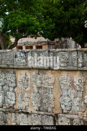 Plataforma Tzompantli. Yacimiento Arqueológico Maya de Chichén Itzá. Estado de Yucatán, Península de Yucatán, México, América Stockfoto