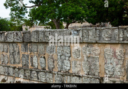 Plataforma Tzompantli. Yacimiento Arqueológico Maya de Chichén Itzá. Estado de Yucatán, Península de Yucatán, México, América Stockfoto