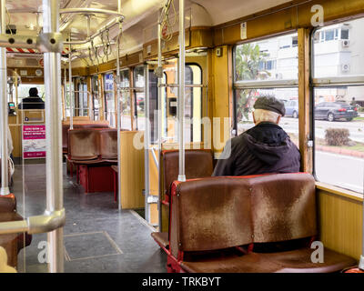 Antalya, Türkei - 22. Februar 2019: Alter Mann im retro Straßenbahn in Antalya sitzen Stockfoto