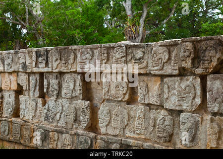 Plataforma de los Cráneos o Tzompantli. Yacimiento Arqueológico Maya de Chichén Itzá. Estado de Yucatán, Península de Yucatán, México, América Stockfoto