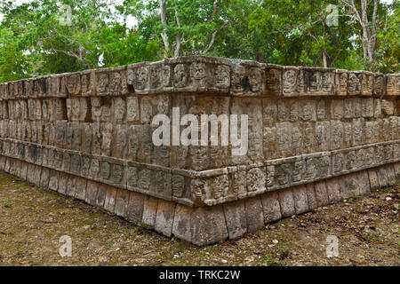 Plataforma de los Cráneos o Tzompantli. Yacimiento Arqueológico Maya de Chichén Itzá. Estado de Yucatán, Península de Yucatán, México, América Stockfoto