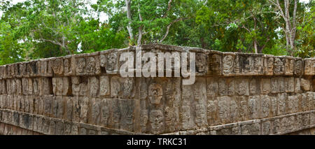 Plataforma de los Cráneos o Tzompantli. Yacimiento Arqueológico Maya de Chichén Itzá. Estado de Yucatán, Península de Yucatán, México, América Stockfoto