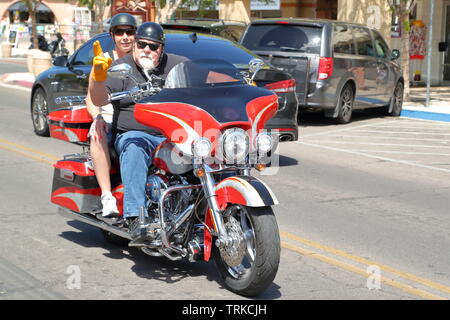 Ein biker entlang reiten auf seiner Harley Davidson Motorrad in Boulder City, Nevada, USA Stockfoto