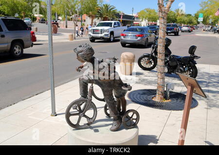 Bronze Skulptur der kleinen Kinder auf dem Fahrrad in Boulder City, Nevada, USA Stockfoto