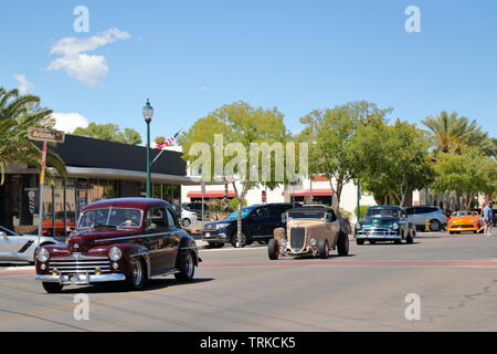 Eine Prozession von Oldtimern und Hot Rods am Memorial Day in Boulder City, Nevada, USA Stockfoto