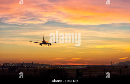 Landung in Flughafen bei Sonnenuntergang Stockfoto
