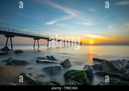 Brücke am Strand bei Sonnenaufgang Sonnenaufgang Badalona Stockfoto