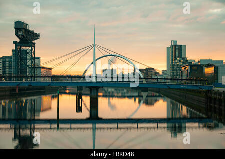 Blick auf den Fluss Clyde mit dem Glasgow Finnieston Arc und Kran Stockfoto