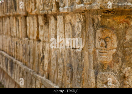 Plataforma de los Cráneos o Tzompantli. Yacimiento Arqueológico Maya de Chichén Itzá. Estado de Yucatán, Península de Yucatán, México, América Stockfoto