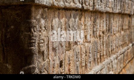 Plataforma de los Cráneos o Tzompantli. Yacimiento Arqueológico Maya de Chichén Itzá. Estado de Yucatán, Península de Yucatán, México, América Stockfoto