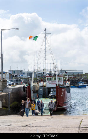 Fuß Passagieren und Fahrzeugen aussteigen aus arranmore Island Fähre im Hafen von Burtonport, County Donegal, Irland Stockfoto