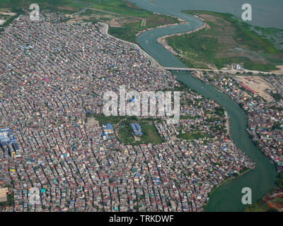 Luftbild von Nagpayong und Pasig Fluss in Pasic City, Metro Manila, Philippinen. Stockfoto