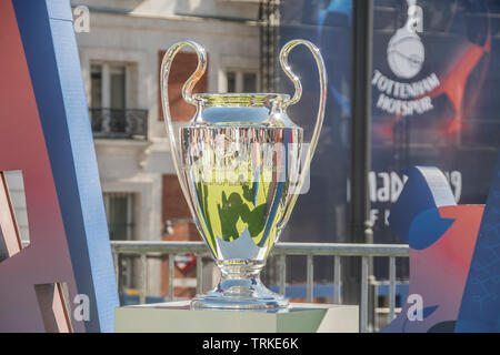 Ausstellung der Cup Champions League an der Puerta del Sol in Madrid, Spanien Stockfoto