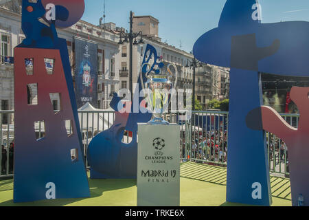 Ausstellung der Cup Champions League an der Puerta del Sol in Madrid, Spanien Stockfoto