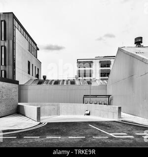 Parkplatz Eingang und modernen Büro- und industrielle Architektur, Stockport, Cheshire, UK. Stockfoto