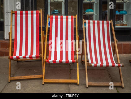 Drei traditionellen striped Canvas britischen Liegestühle, Stockport, Markt, Cheshire, UK. Stockfoto