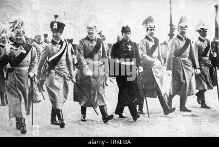 Dieses Foto, dating vor 1922, bezieht sich auf die Bildunterschrift lautet: Die ex-kaiser, Prince, Ex-Crown Ex-Princes Eitel Friedrich, Adelburt, Oscar, Augustus und Joachim, der perfekt hinter die Linien schwelgte in Ausschweifung und in anderen ihre Abgabe nicht komfortabel waren. Stockfoto