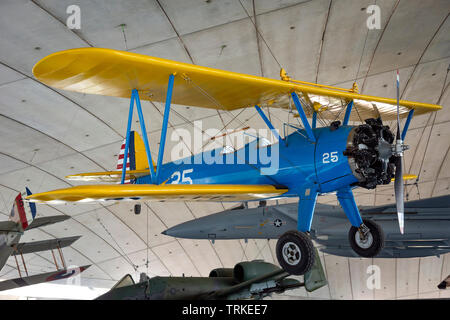 Modell 75 (Boeing-Stearman PT-17) Trainer Doppeldecker im Imperial War Museum, Duxford, Cambridgeshire, Großbritannien Stockfoto