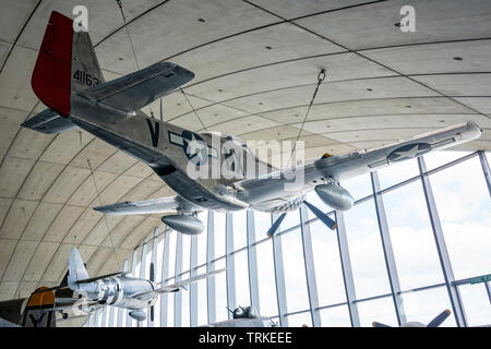 North American Aviation P51 Mustang Weltkrieg zwei Kampfflugzeuge im Imperial War Museum, Duxford, Cambridgeshire, Großbritannien Stockfoto