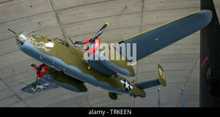 Die North American Aviation B25 Mitchell WW2 Bomber, in dem Joseph Heller, Autor von Catch 22, diente als Bombardier am IWM, Duxford Stockfoto