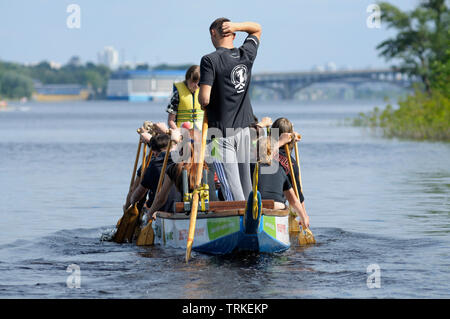 Ruderer, die auf einem Fluss ein Drachenboot rudern. Kiew Oblast Meisterschaft unter Amateuren. 25.Mai 2019. Kiew, Ukraine Stockfoto